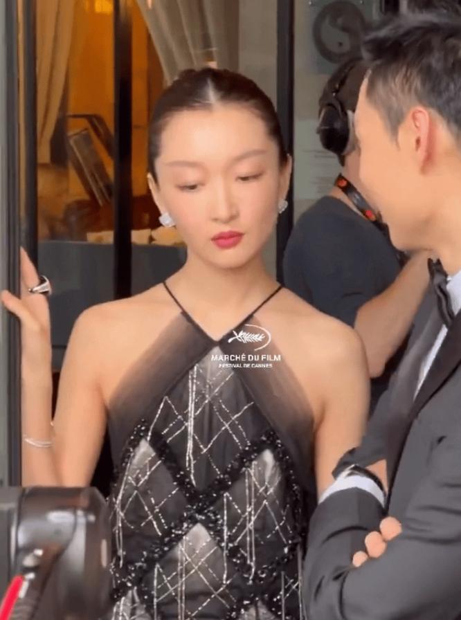 刘昊然和周冬雨在戛纳红毯终于一起亮相，但是中间却始终隔着导演陈哲艺。
因为绯闻在