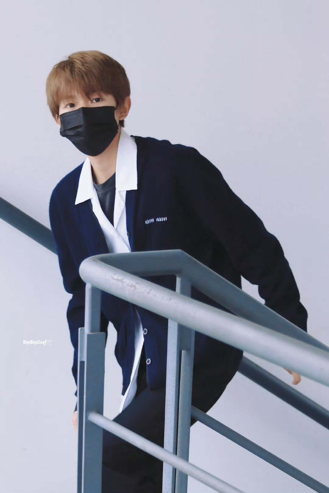 今日份的帅仔，起落平安！[太开心]#王源上海飞广东##王源秋日全黑look#｜图