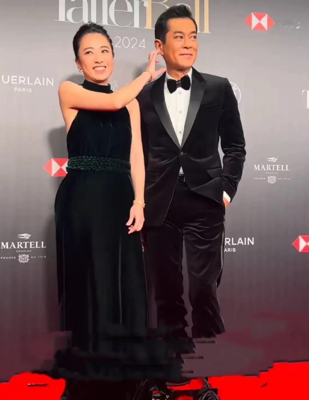 甘比和古天乐的合照，甘比身为香港的女富豪，一点架子都没有，还主动给古天乐爱心，古