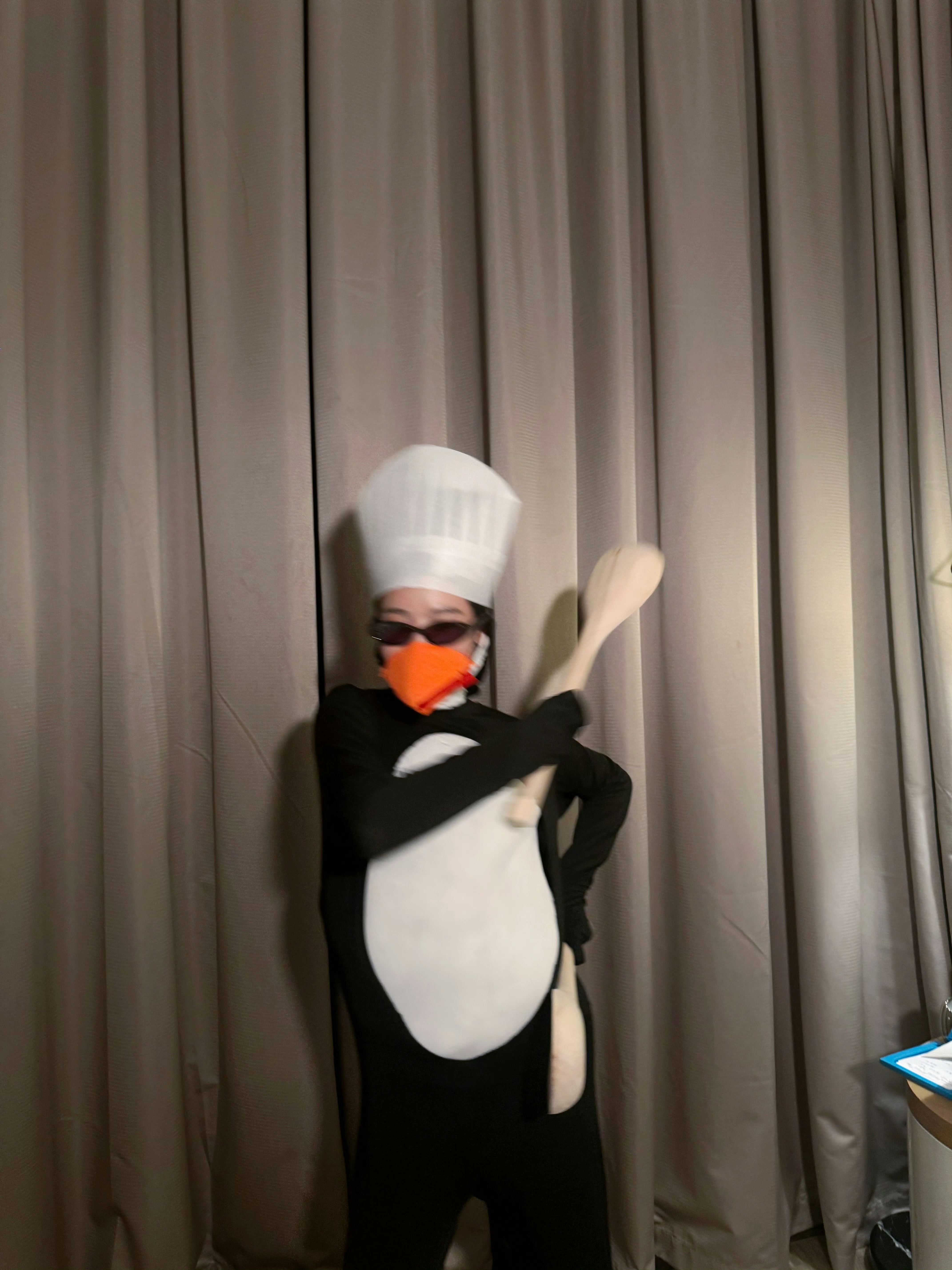 卢昱晓cos了高雅人士企鹅卢昱晓cos了企鹅表情包 卢昱晓你在用你美丽的脸蛋干什