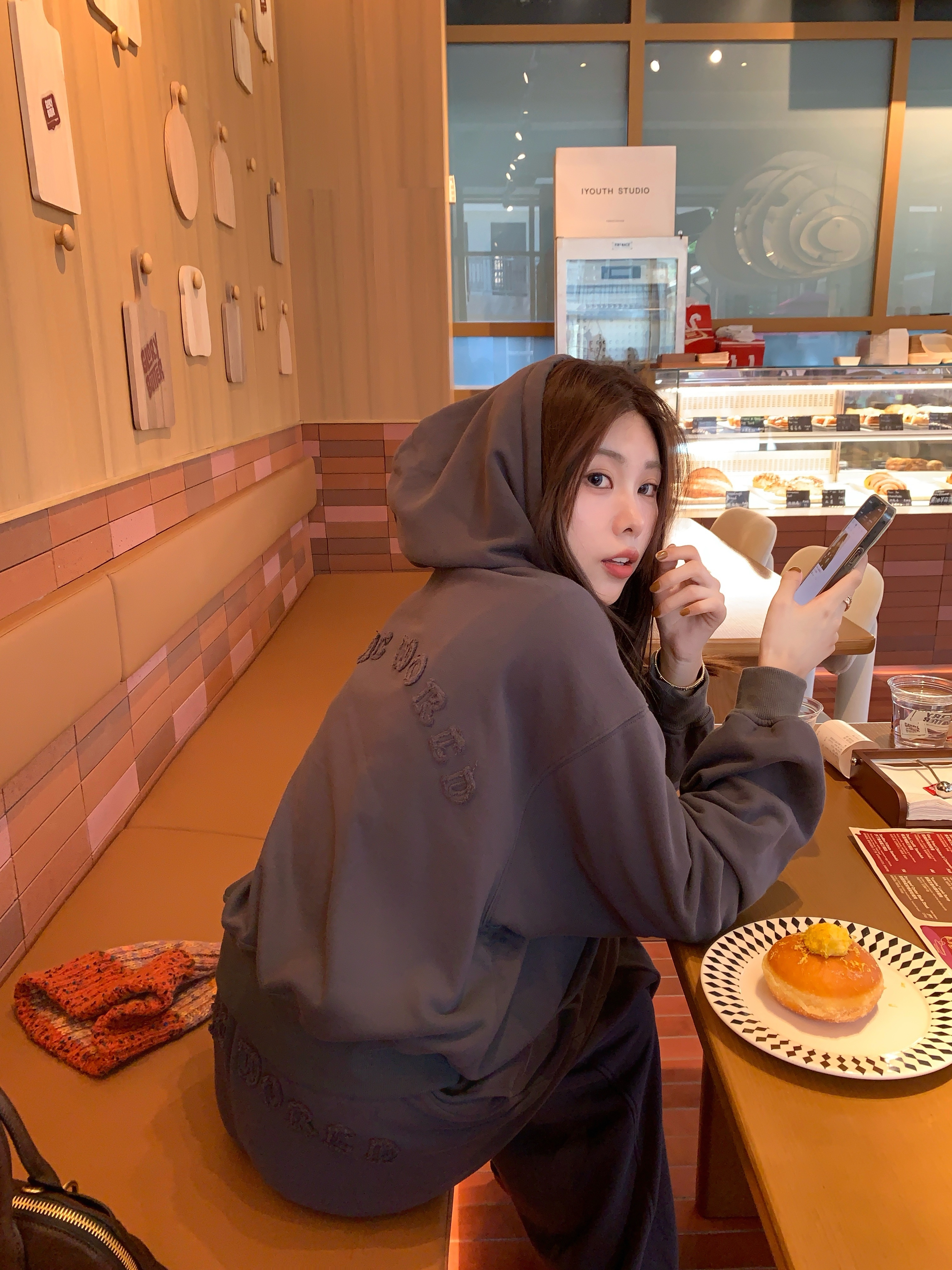 秋天离不开的懒人套装 这真是我穿过最舒服软糯的卫衣材质 暖度深灰很时髦哦 想不出