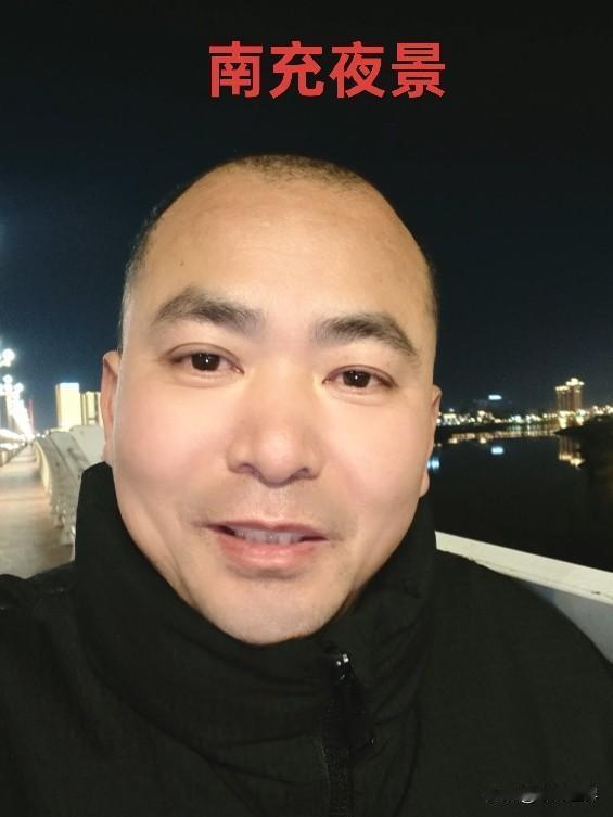 南充嘉陵江的夜，是被灯火重新勾勒的画卷。江水淌着绸缎般的光，对岸高楼把星辰披在肩