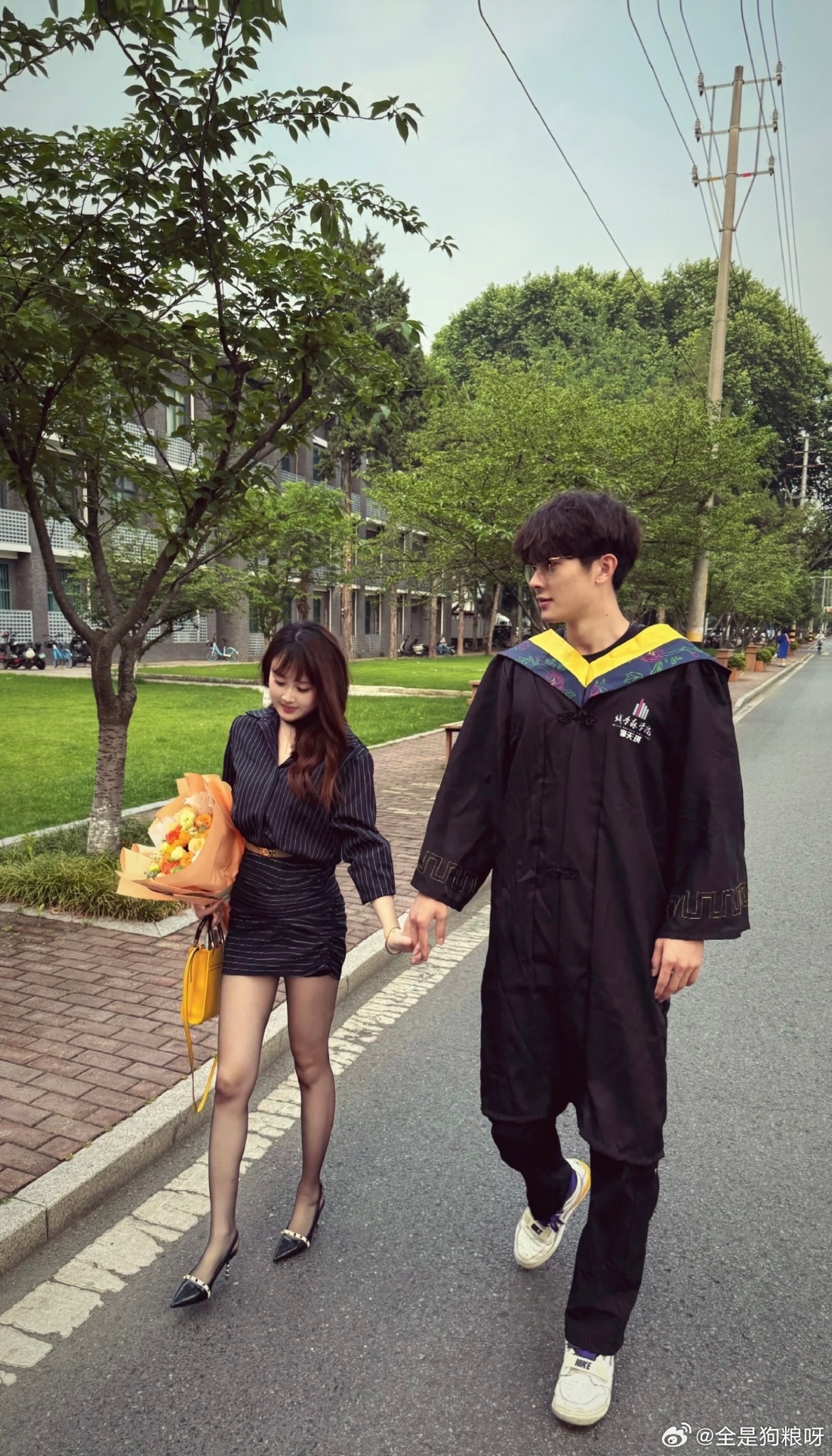 女朋友如约而至的来陪我毕业 ​​​