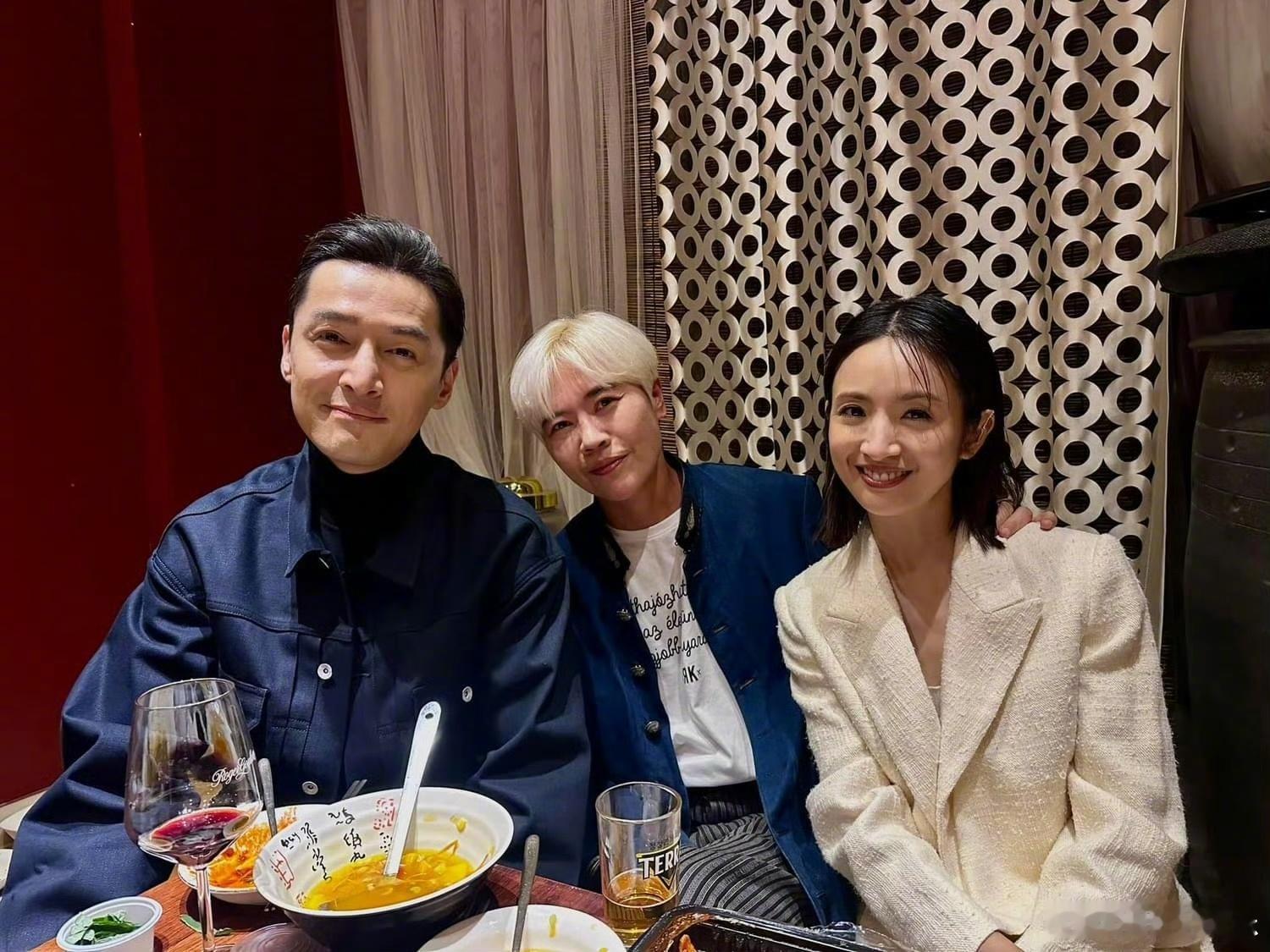 #胡歌林依晨聚餐合照##经纪人说看着林依晨胡歌长大无比感慨# 越来越好、顶峰相见