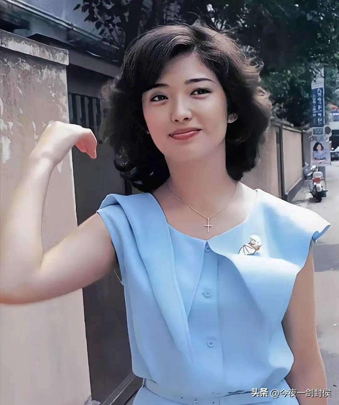 高中时的班花，坐在我前边，她第二排，我第三排。
大家都说她像山口百惠，但我总觉得