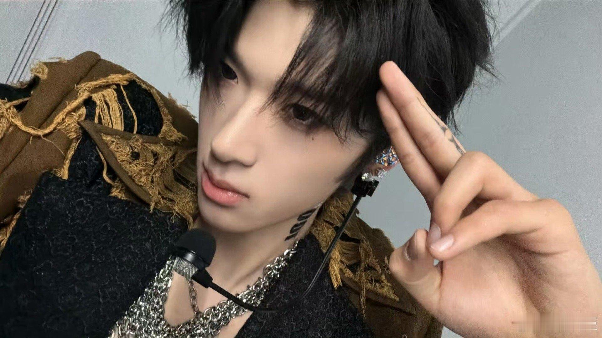 张峻豪荣耀之战自拍张峻豪后台自拍张峻豪荣耀之战自拍，帅，真是太棒了 