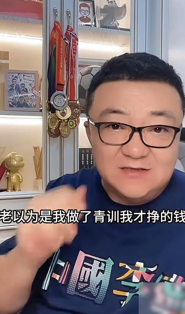 董路再次被质疑“靠孩子挣钱”，面对镜头，他终于正面回应：“我早年收入就不低，20
