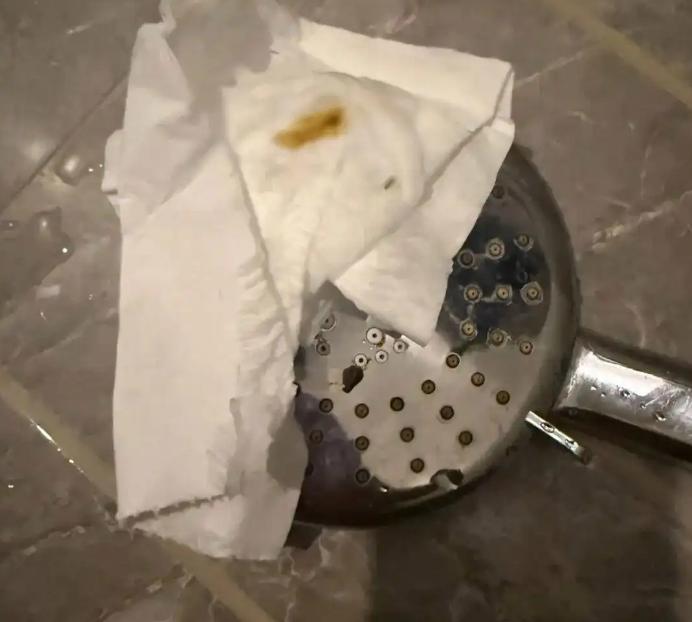花洒上擦下来一坨"奥利给"，情侣当场崩溃，酒店的回应更气人！
说真的，看完这事我