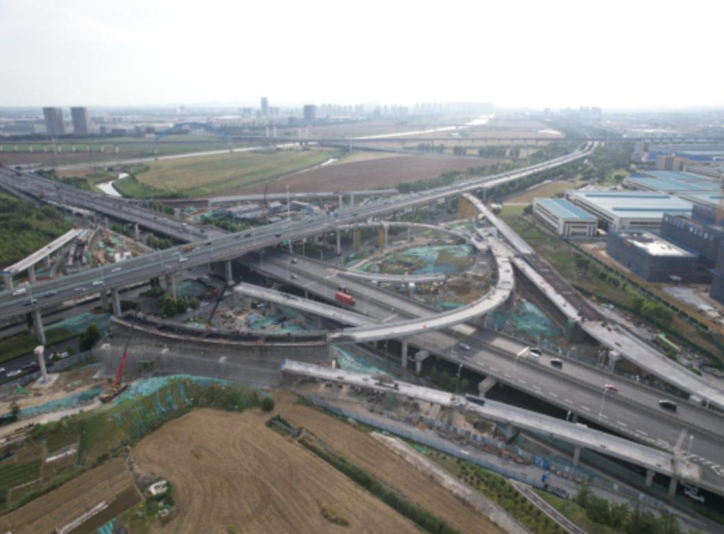 近日，集贤路方兴大道立交匝道工程进入桥梁上部结构攻坚阶段，项目计划2026年11
