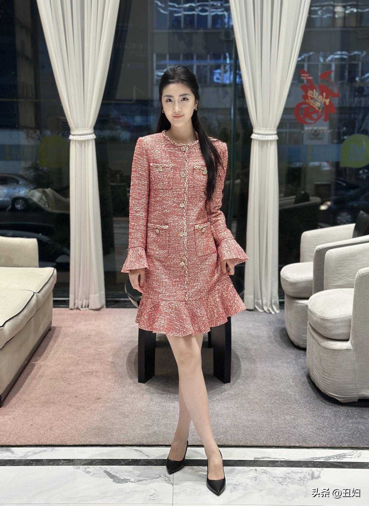 清雅脱俗的美到底长啥样？清雅脱俗的美就像一股清流。它在五官上有着独特呈现。眉眼如