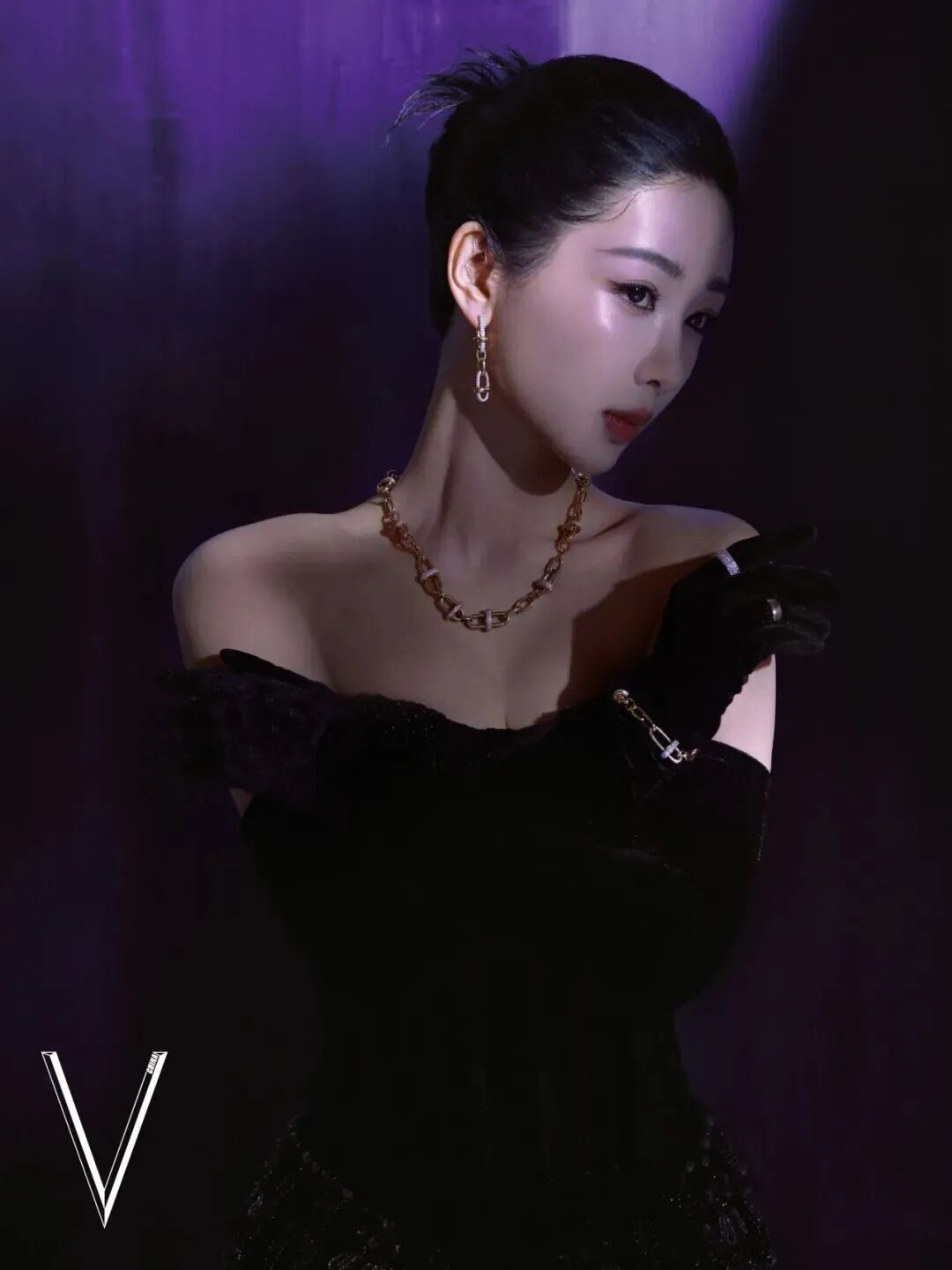 杨紫这组《V》金九内页直接把"珠光宝气"四个字焊死在审美天花板上了✨ Rahul