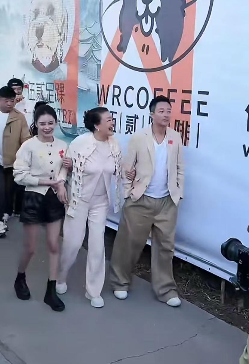 战兰就是战兰，腿疼还在坚持出镜。马筱梅情商高，一路相陪#头条双星激励计划