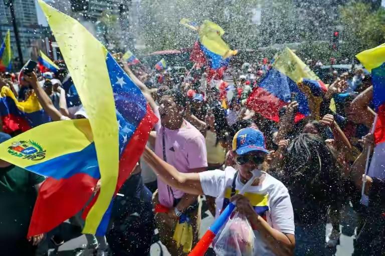 美军抓获委内瑞拉总统这个世界太癫狂还是太魔幻？委内瑞拉🇻🇪总统被美国抓走后，