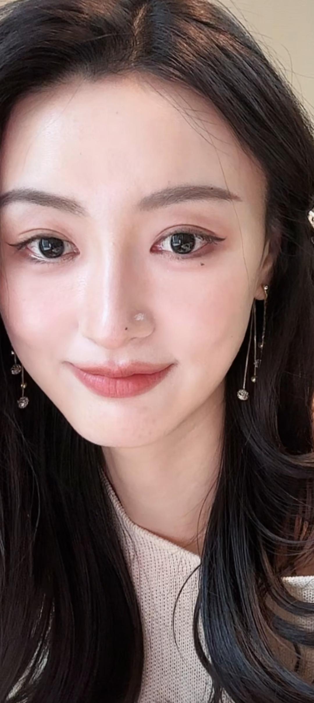温柔甜美的微笑，自然妆容，优雅气质。
