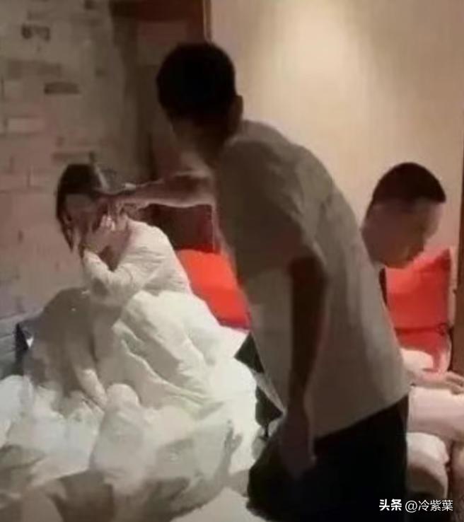 “大快人心！”山东淄博，一男子在回家后，意外撞见了妻子和一位情夫的奸情，他愤怒不