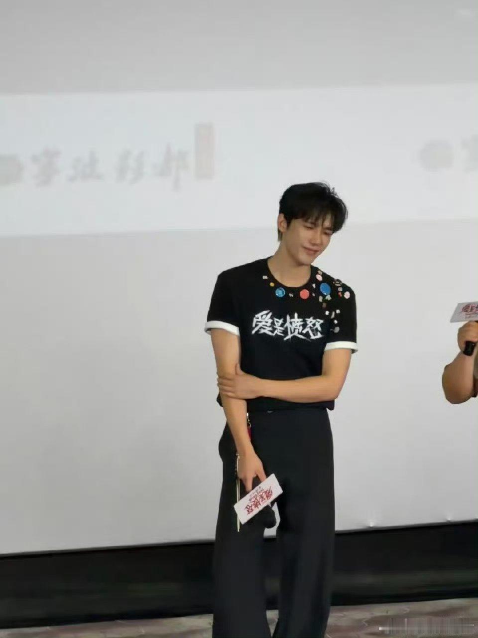 王安宇被路人夸红温了 认真和大家谈心的王安宇太戳心啦，被路人夸赞后腼腆脸红，这份