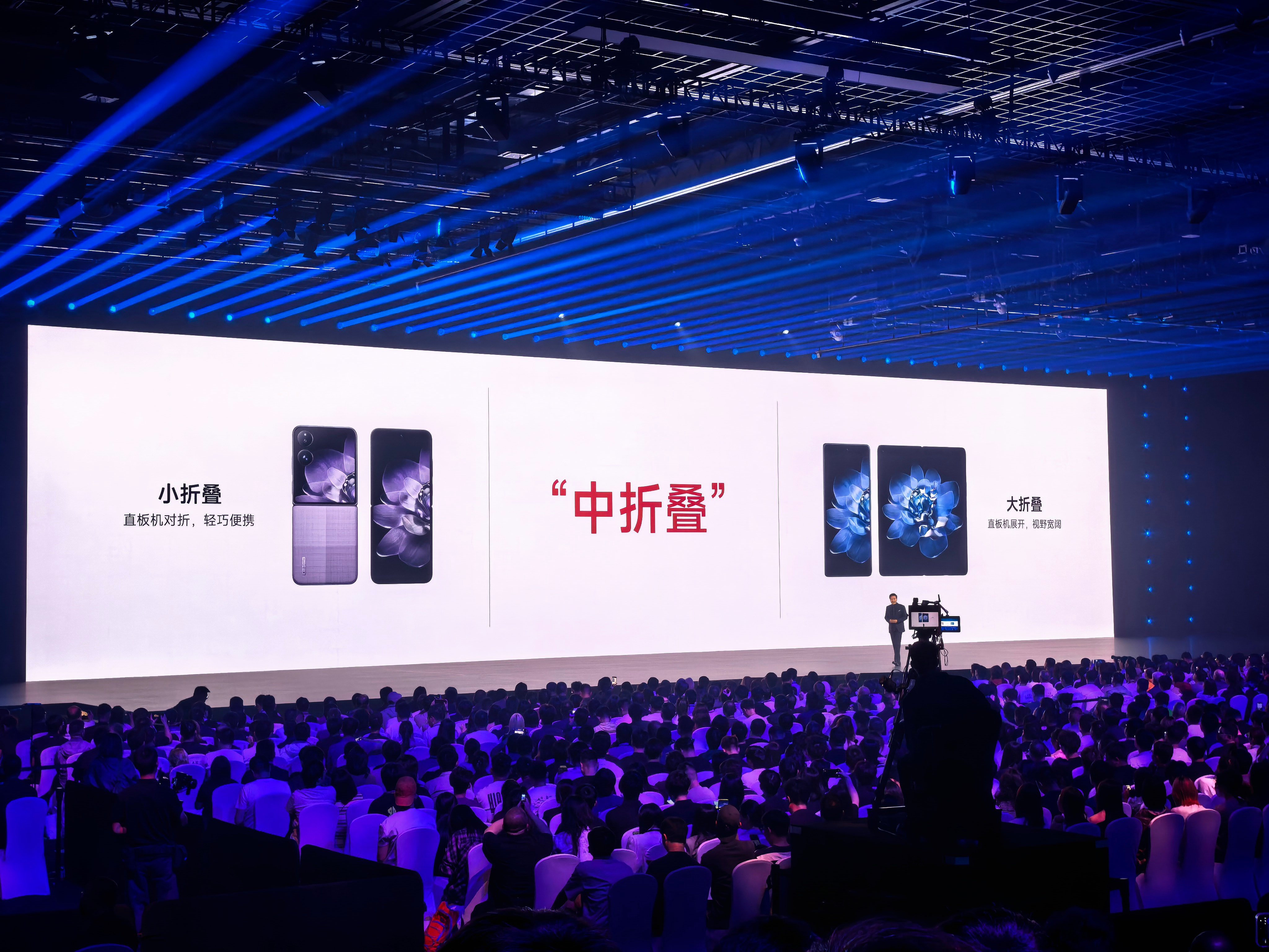 小米18 Fold“中折叠”[馋嘴]小米发布会介于小折叠和大折叠之间的比例大小软