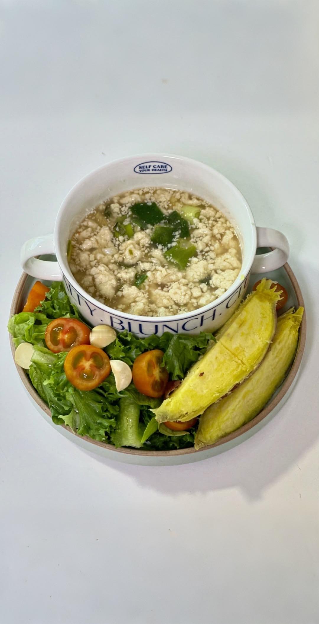 美好的一天从减脂早餐开始！一份热气腾腾的蔬菜汤🥘，鲜美的味道唤醒味蕾。两块香甜