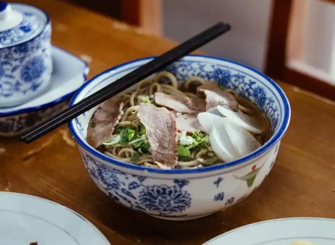 “兰州拉面”遍布中国的大街小巷，但很多人不知道，这碗面跟兰州其实没多大关系，其实
