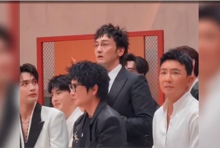 披荆斩棘2026王传君谈及披哥初舞台，透露王鹤棣好像对他的表现不太满意。直言王鹤