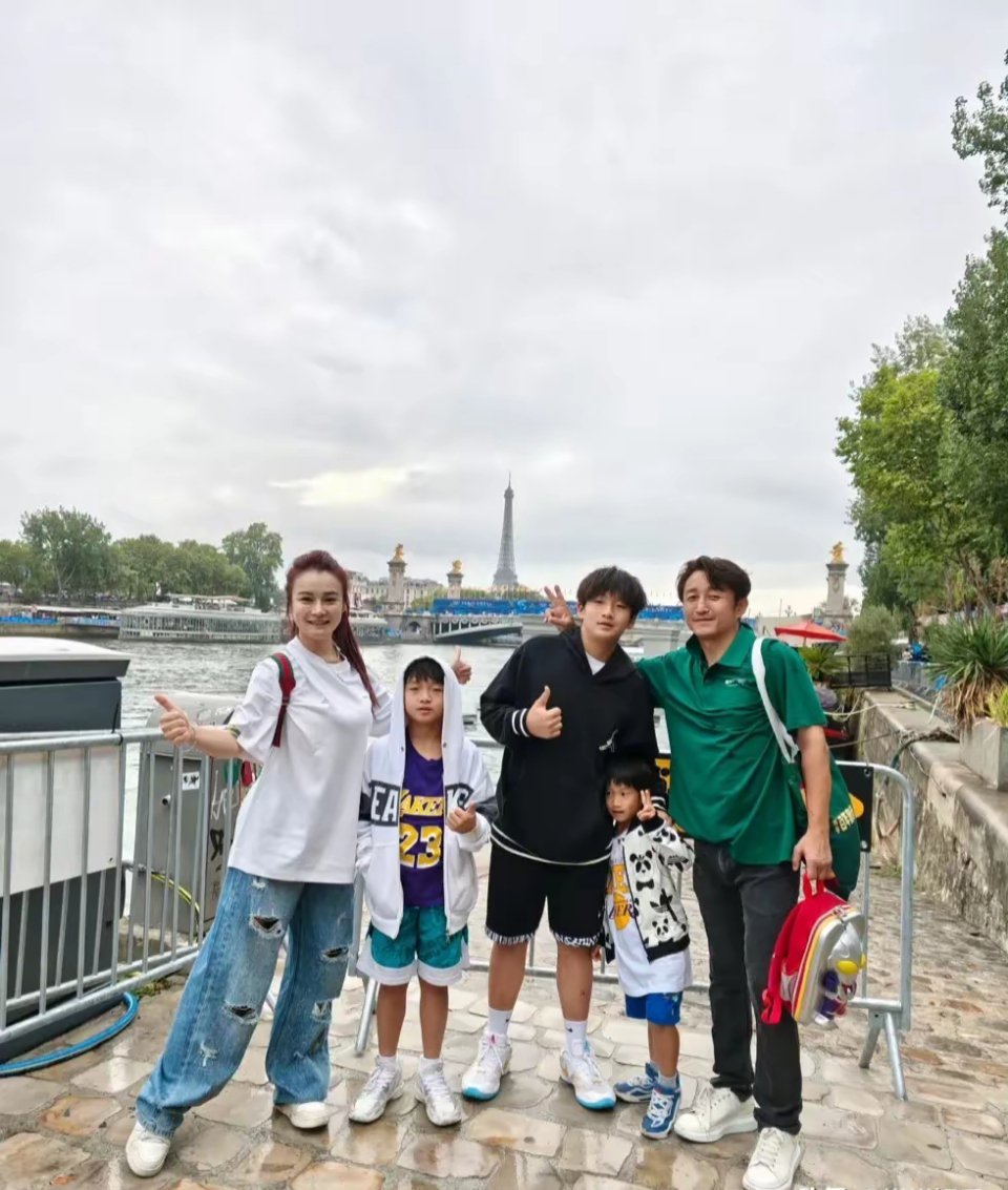 邹市明一家现身巴黎奥运会，一家五口非常吸睛，轩轩都比爸爸高了 ​​​
