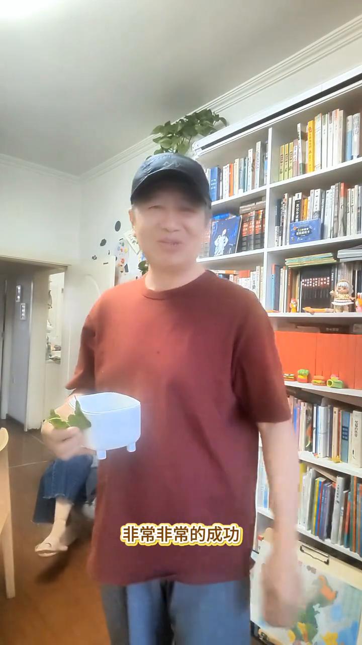 爷孙养蚕乐。
今年又养蚕了，不多4只。刚来北京九年前第一养过一次蚕，非常的成功。