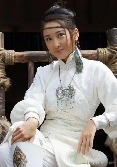 湘西女匪首吕芪：拿鬼子人头当聘礼的乱世奇女子

1943年，湘西古城。18岁的吕