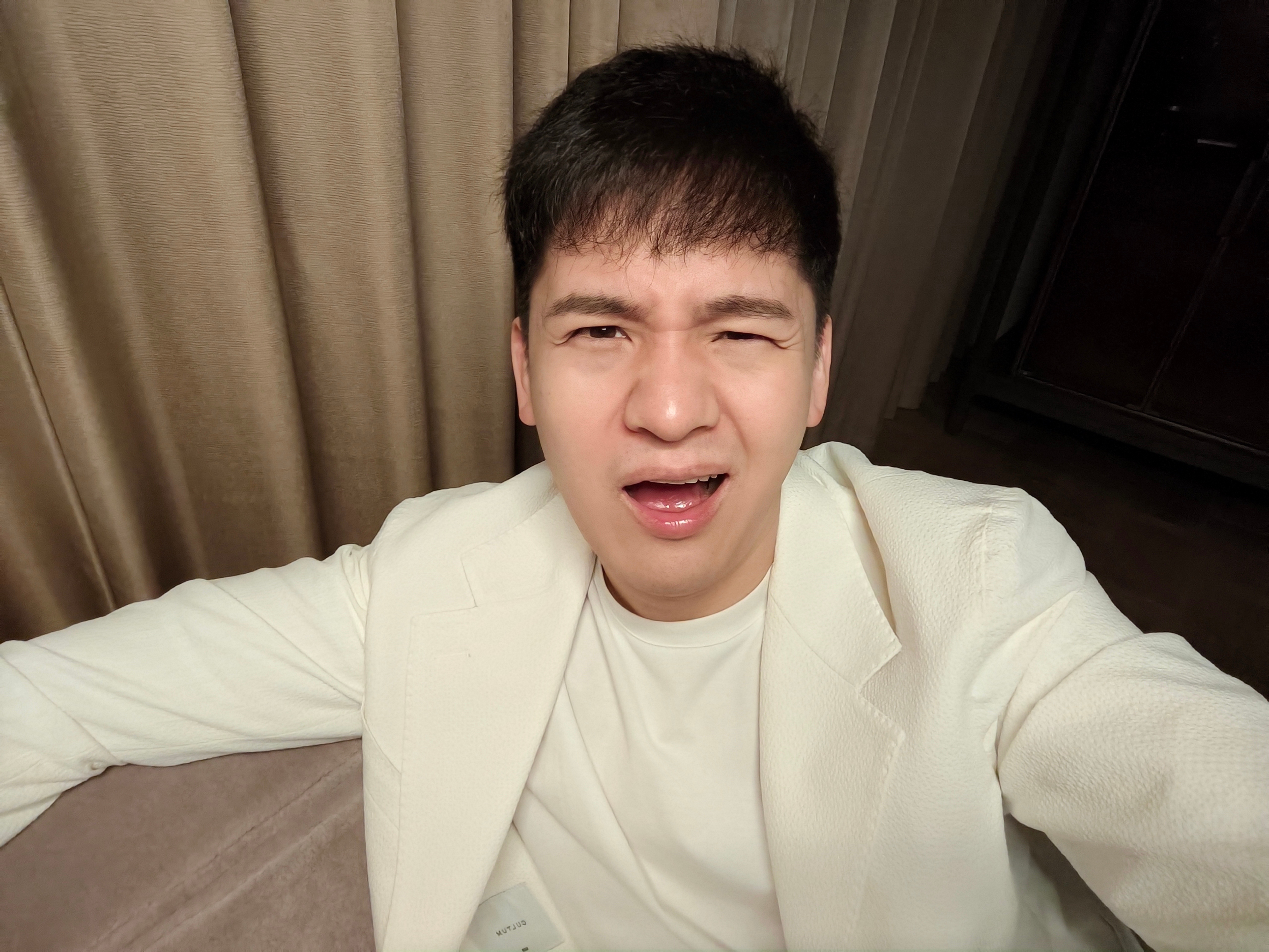 兄弟们，来参加鸿蒙智行的媒体答谢宴，现场400位媒体，100多位都中了，耳机、手