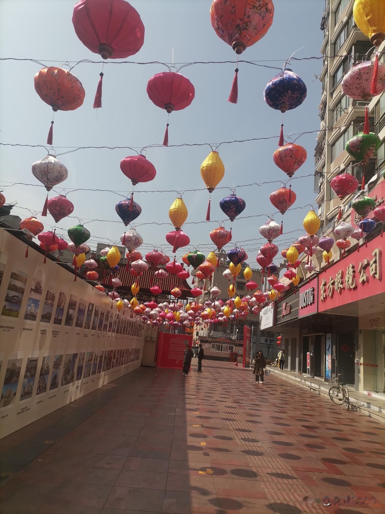 烟花的香气
在空中袅袅不绝
大红的春联
预示着红红火火的岁月

在和煦的春风里