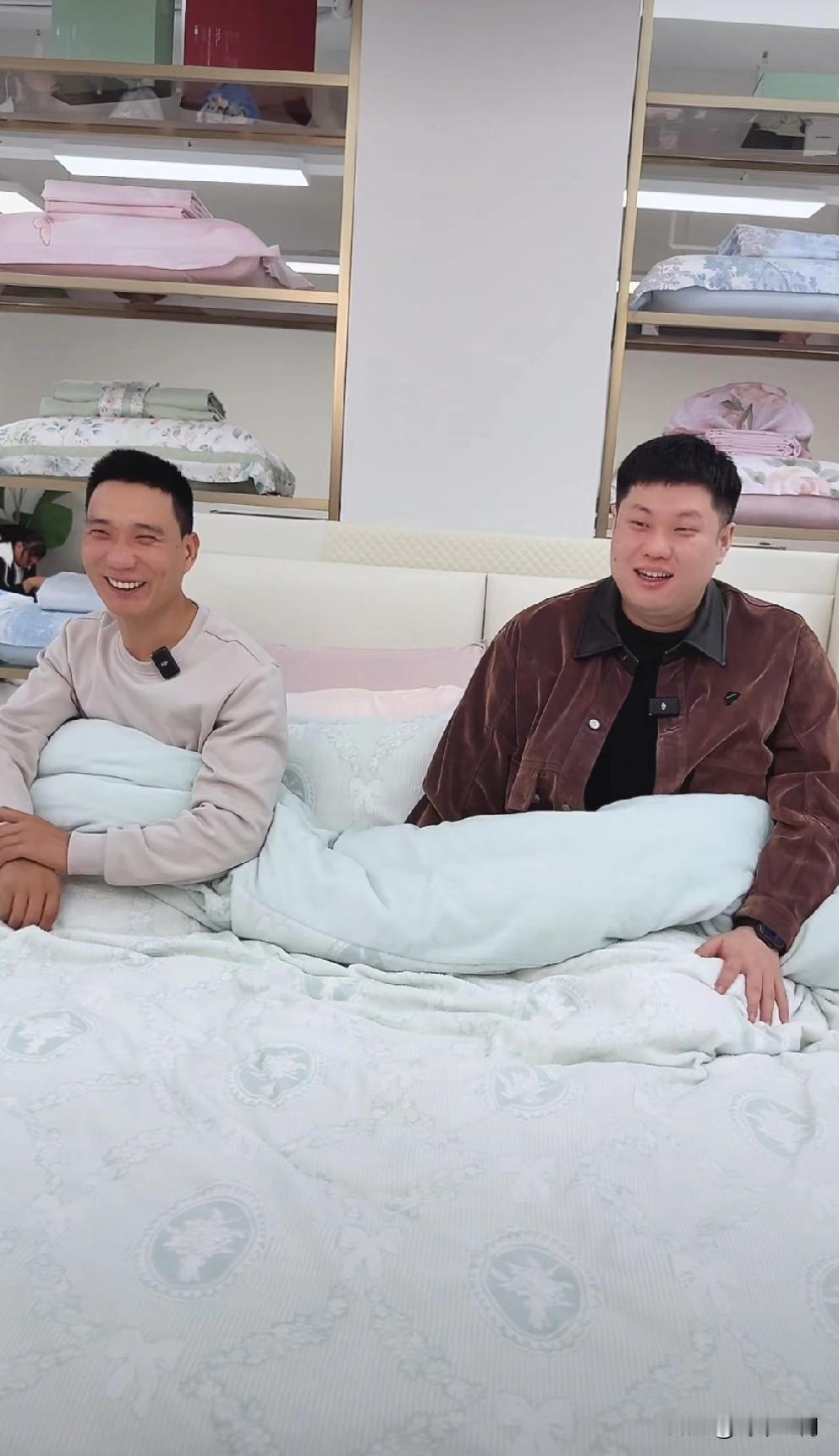 苏牙子全家已经在善良网友的托举下，脱贫致富了。家里的二层小楼建起来了，苏牙子的助