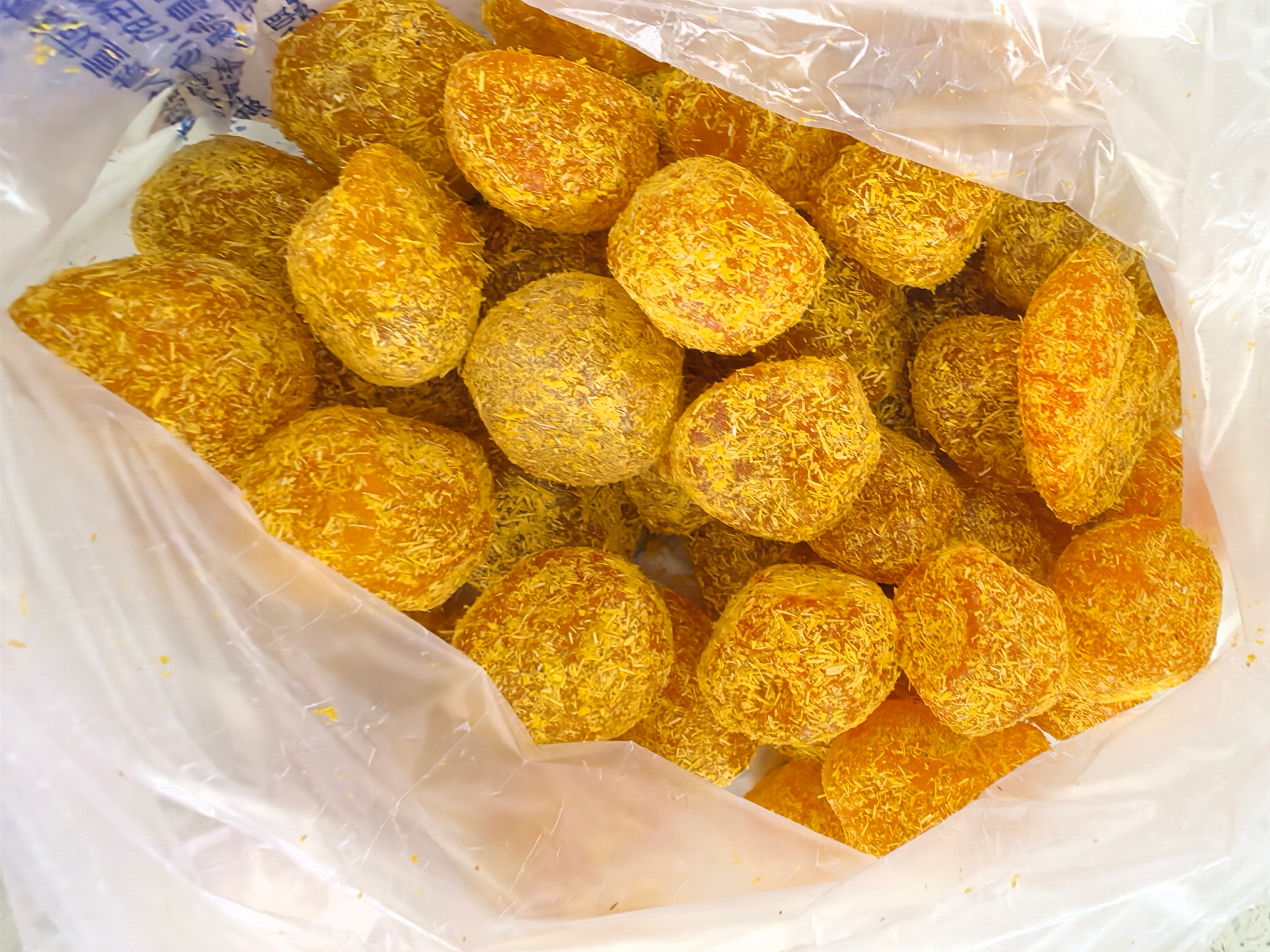 去超市逛一圈看到这个叫甘草金桔吸引我了，买来尝尝，还行。有甘草应该对嗓子好吧