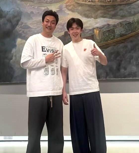 王楚钦的脚，最近成了全网最贵的悬念。
那双鞋，非赞助，非专业，却焊在他脚上。
训