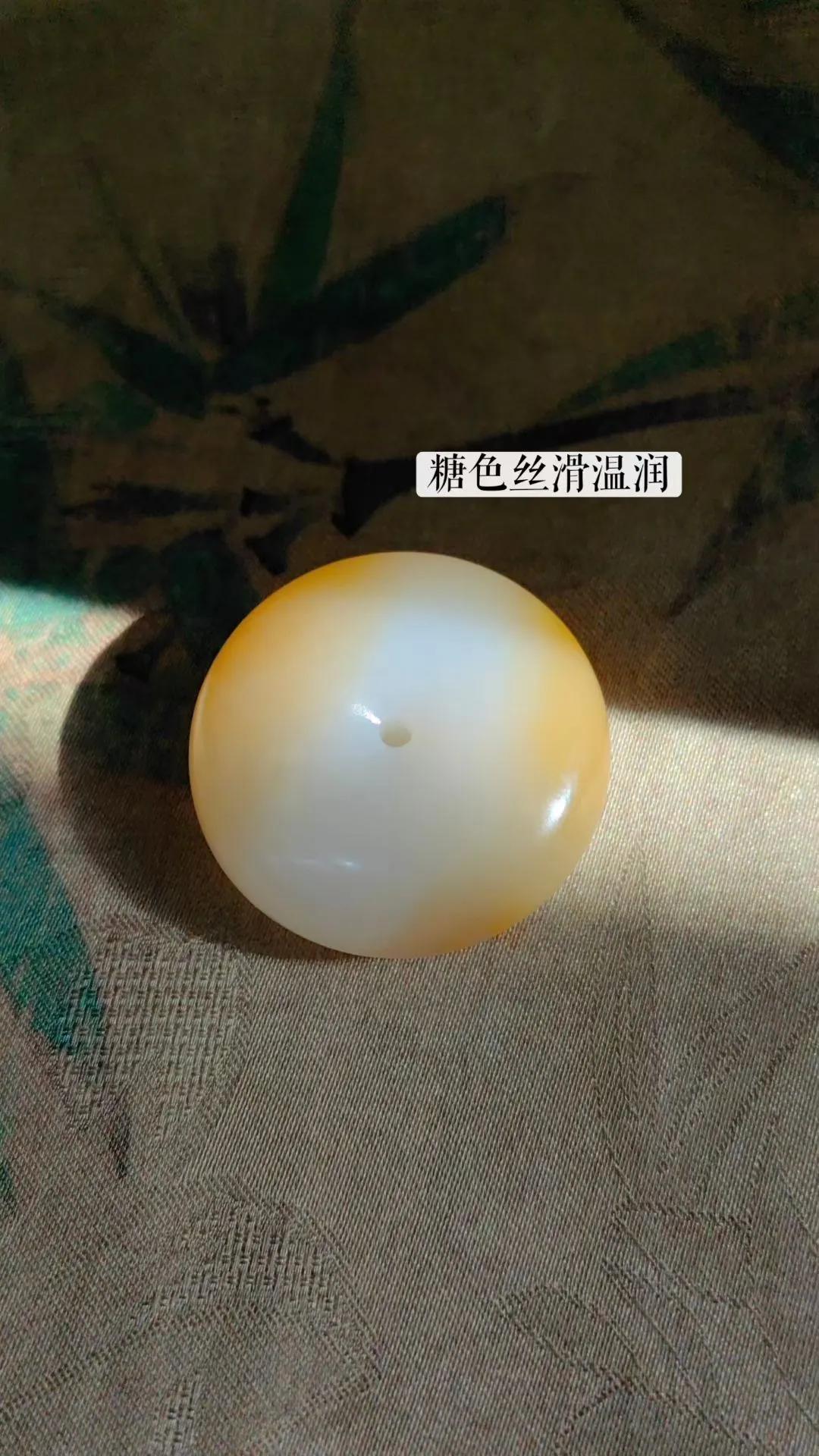 一对精品和田玉且末糖平安扣，真的太让人心动了💗！料子产自新疆且末🏠，糖色浓郁
