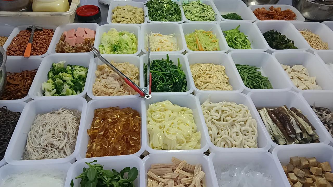 今天本来不想自己做饭了，寻思着出去买点卤味，凉菜啥的，再来张饼，也是一顿饭，估么