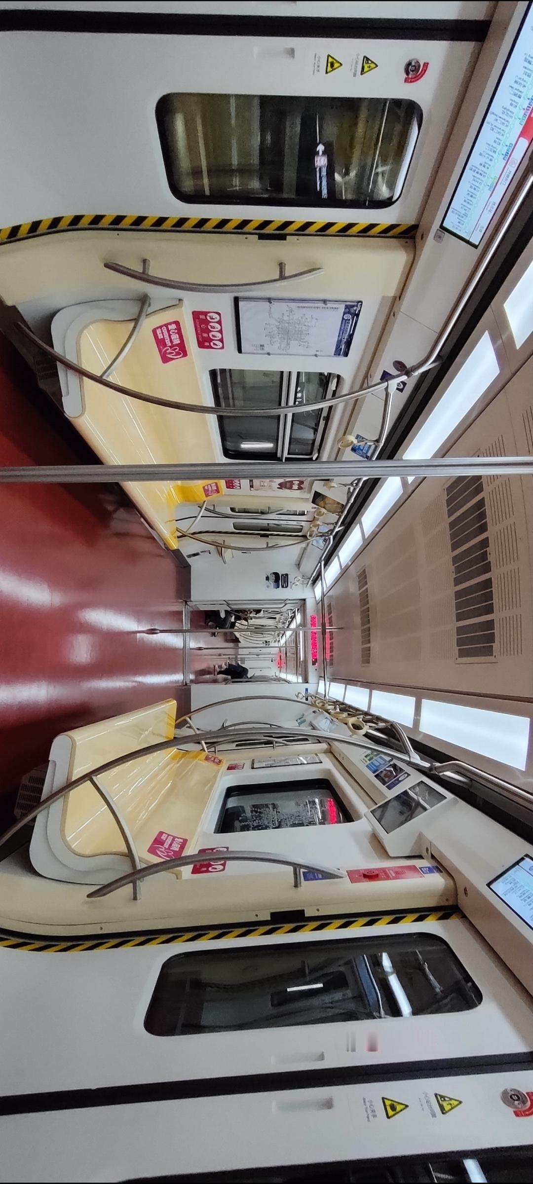 地铁车厢内的宁静与秩序，每一处细节都透露出安全与舒适。