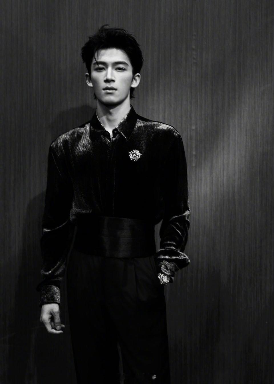 王星越上班丈夫下班男大 红毯封神后秒切赶路男大！VOGUE红毯上西装革履气场全开