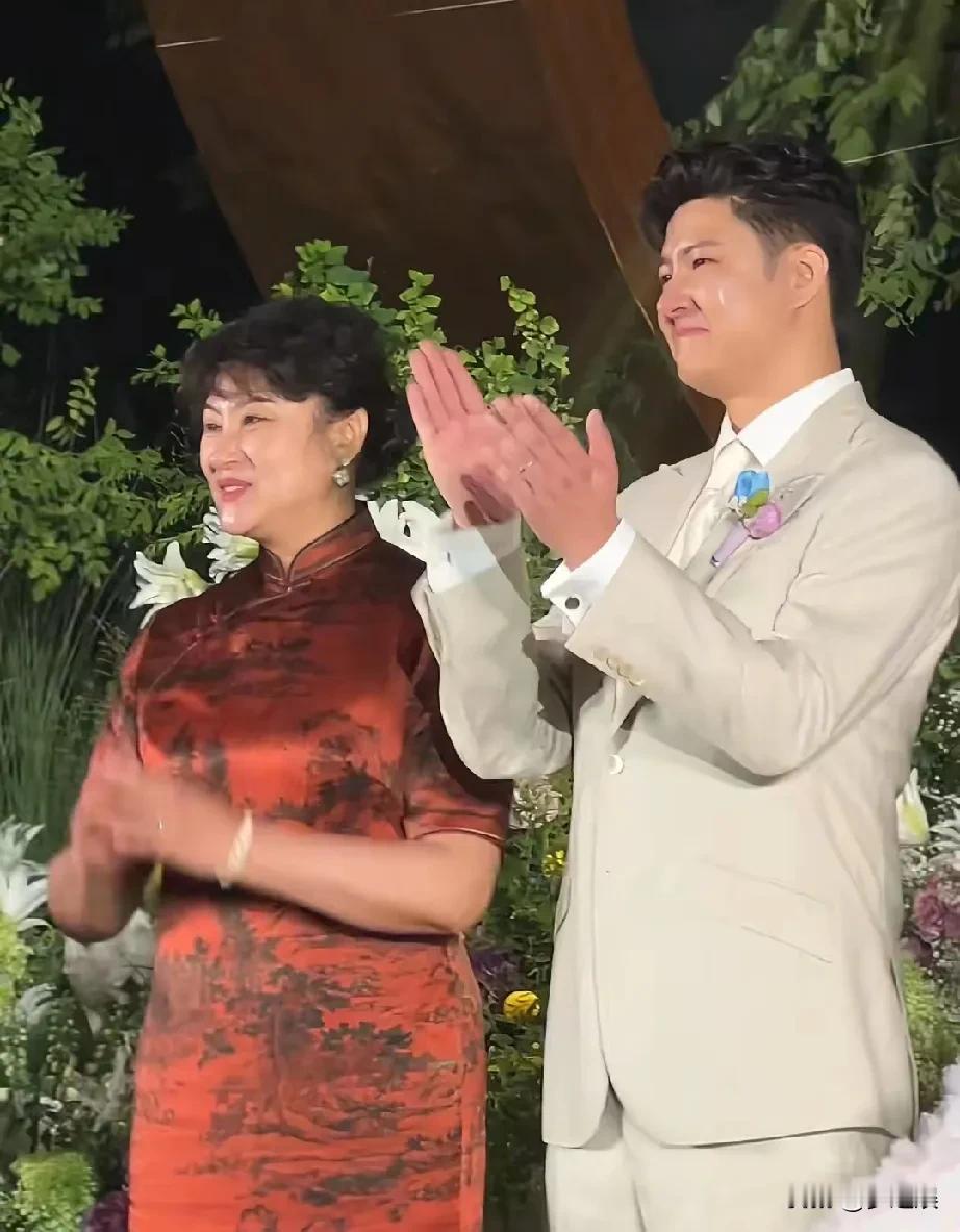 一家人都太有才了，男方的父亲也很帅气，也很大方，很激动的参加儿子的婚礼讲话，两个
