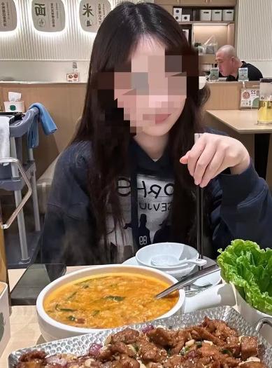 29岁小伙去相亲，吃完饭主动起身把单买了。女方说要AA，不能让小伙吃亏，就转了一