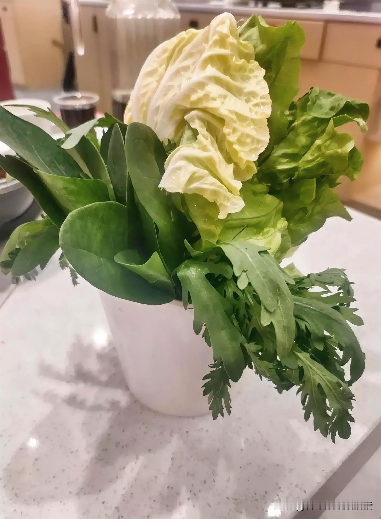 昨天去吃烤鱼，没想到配得这青菜还挺全，一个小桶里足足塞了4样不同的。有老婆喜欢的