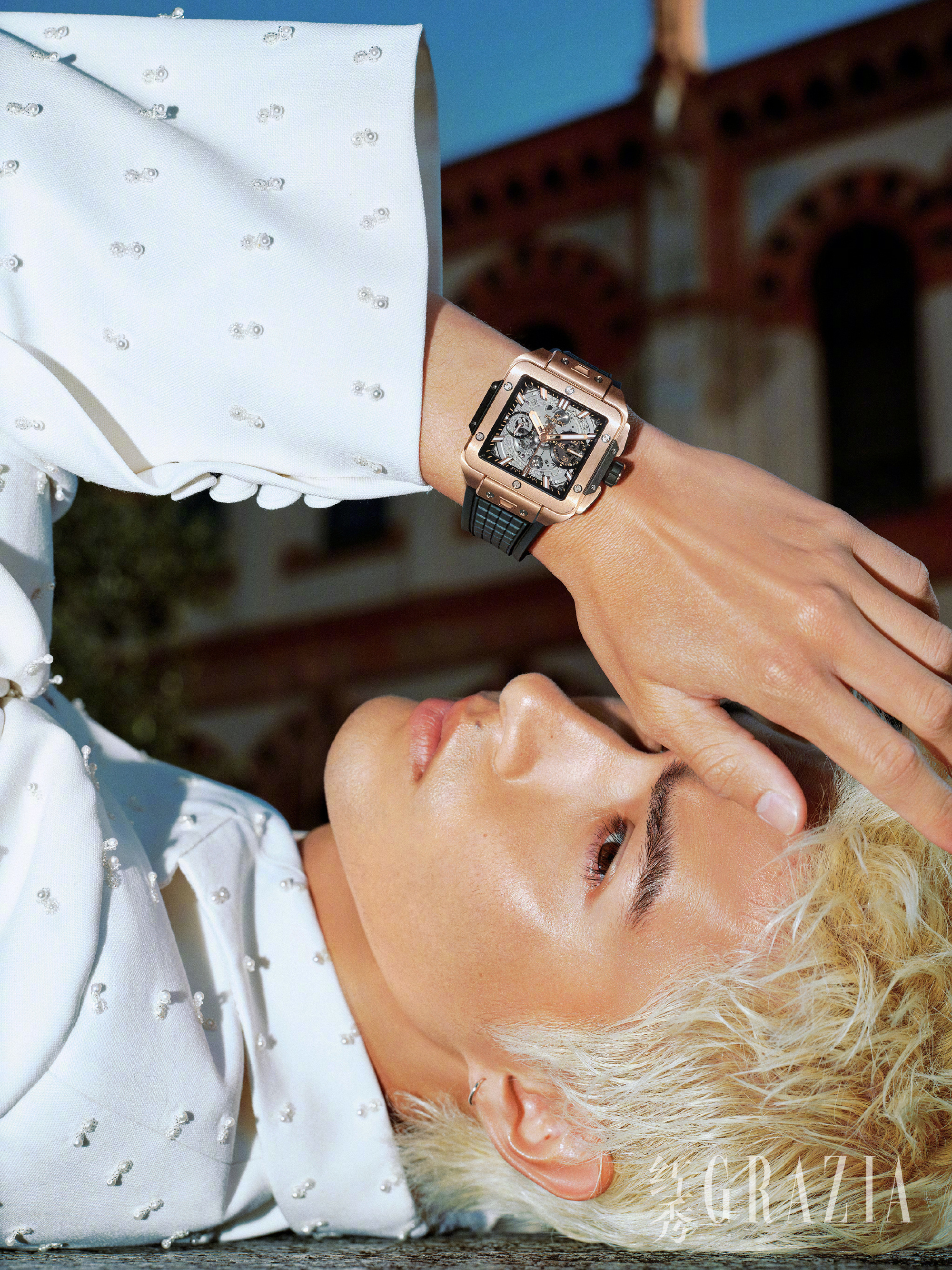 红秀三月刊米卡封面大片米卡红秀缪斯与旅人高定封面 