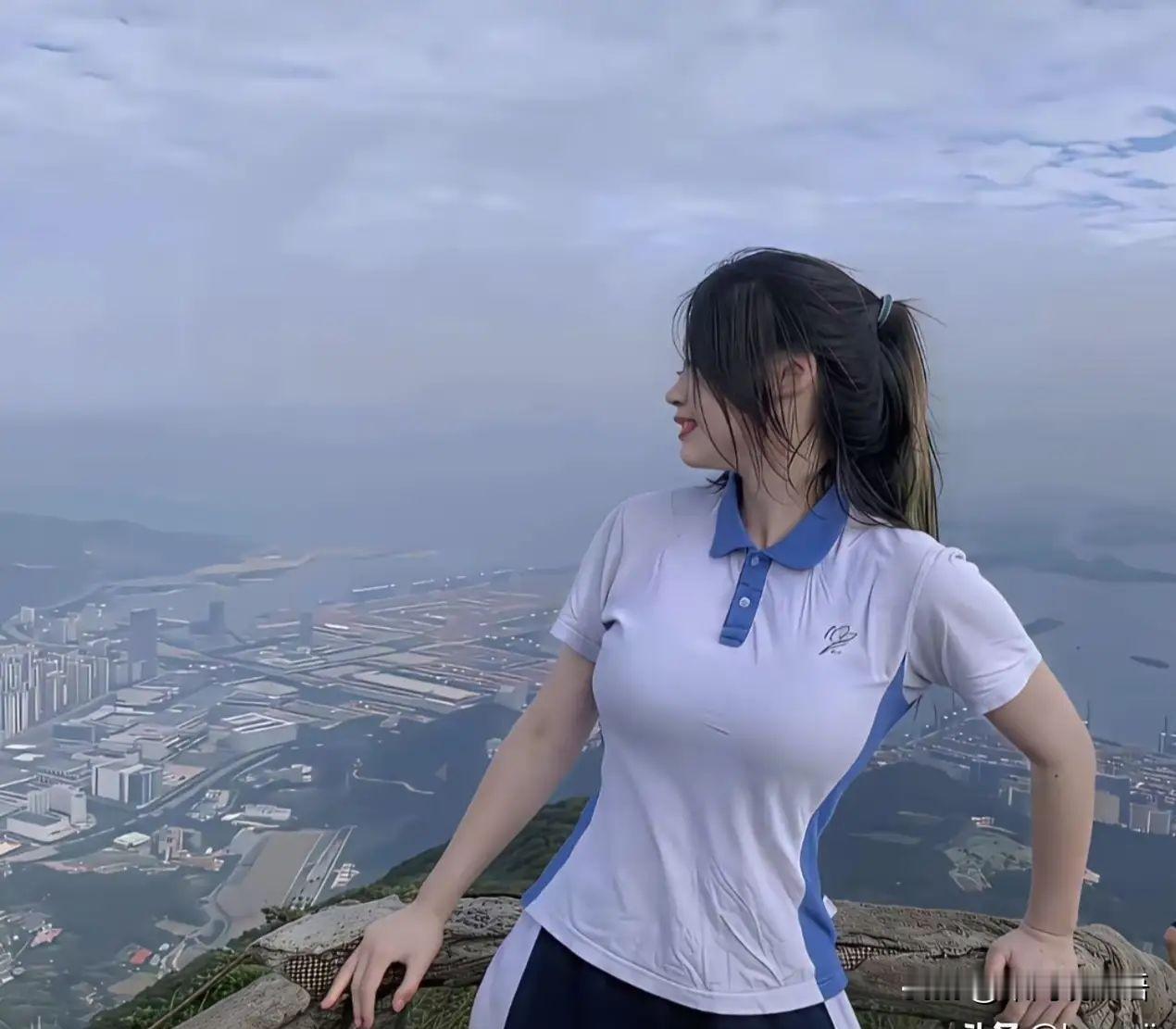 一套运动服不到100块，质量也不错。”深圳家长周女士这句话，道出了无数外地家长的