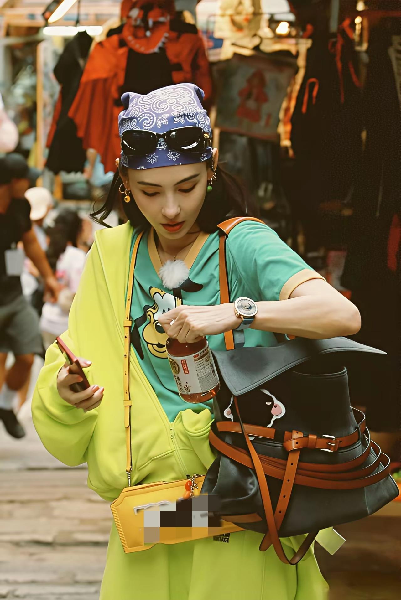 张柏芝像20岁小太妹，穿的花枝招展却一点也不违和。儿子已读大学，她看着还那么年轻