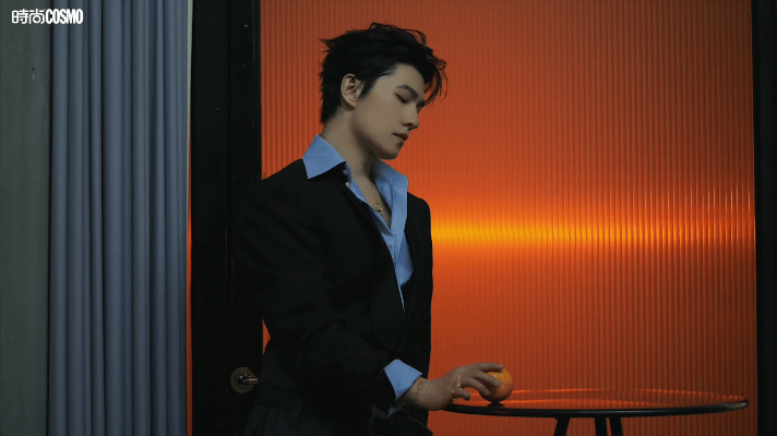 杨洋换风格了 从清润少年到野性精致的年轻教父，风格切换超惊艳，立体骨相驾驭所有造