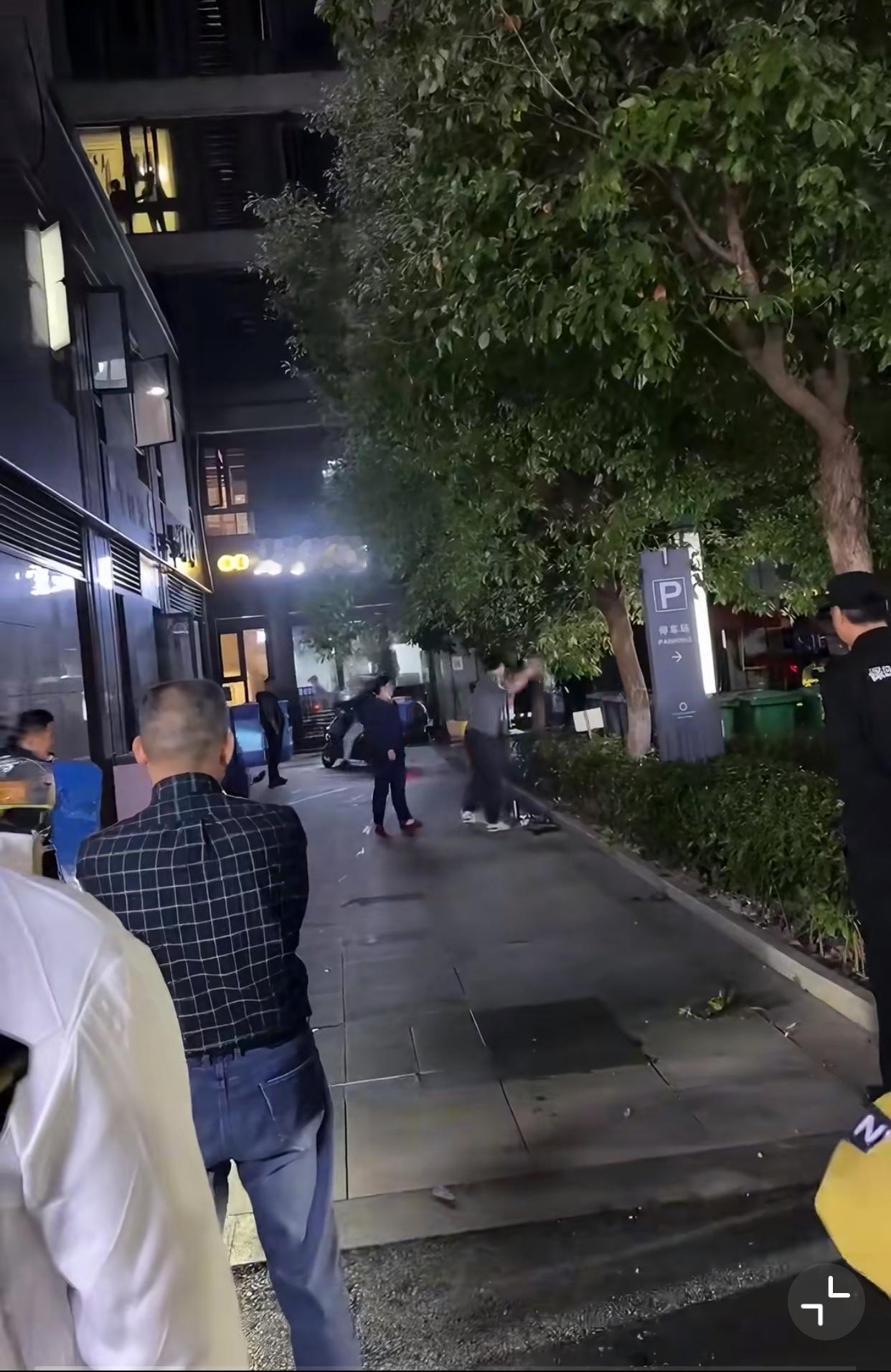 一个被窝睡不出两种人！
10月31日晚，浙江杭州
一女子未牵绳遛狗，自己的柯基（