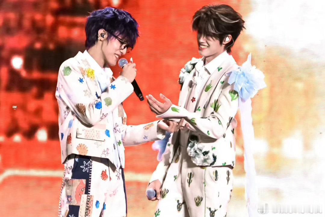 张泽禹张极春泥舞台 演唱会双人合唱《春泥》场面格外惊艳，张泽禹和张极音色契合度拉