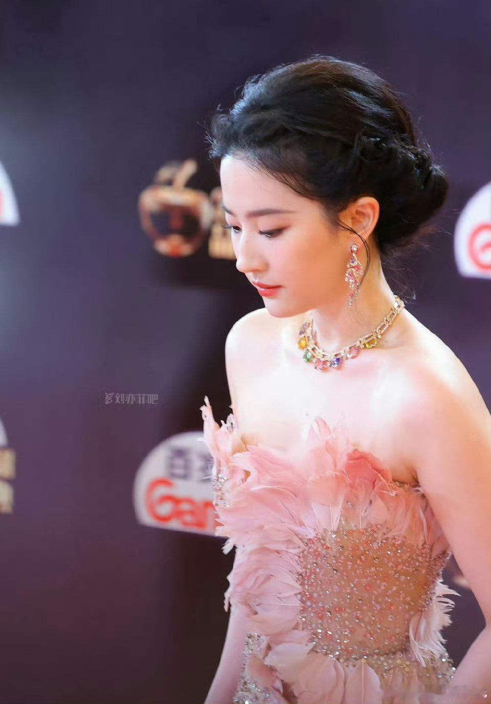 众所周知美貌是刘亦菲的代言词[泪]人怎么可以做到如此知性优雅，许愿下辈子我也能长