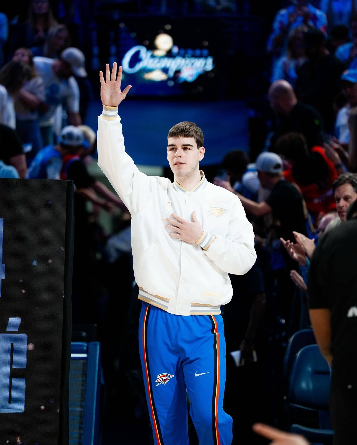 杰伦秒转发，托皮奇晒照并配文：感谢大家的支持，我会强势归来⚡️