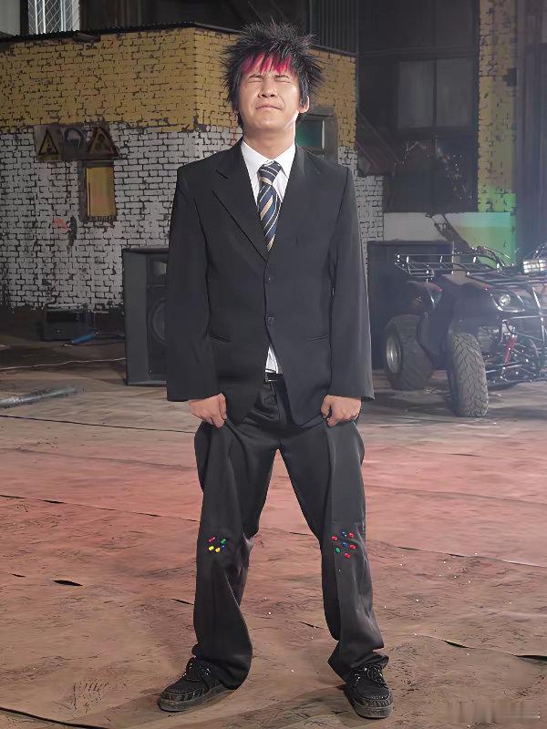 大张伟在荷兰被偷了个精光！而且还是在当地最好的酒店停车场！车玻璃全被砸了，电脑、