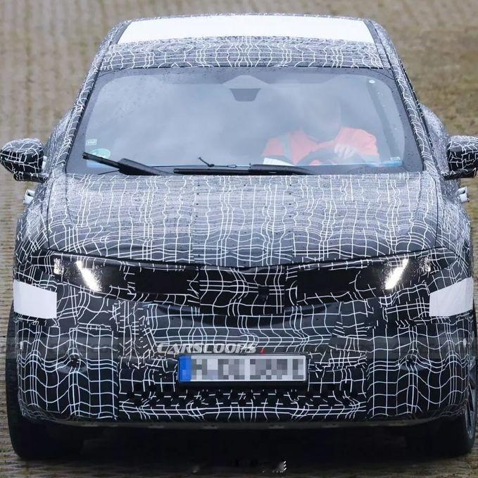 BMW NA5 iX3又曝谍照了。前机盖都打开了，里面机舱盖板盖的严丝合缝规规整
