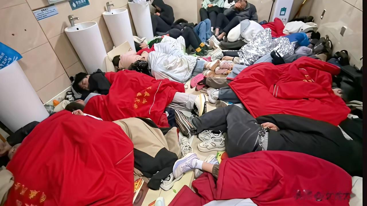 造孽，花钱旅游活受罪！泰山厕所睡满了人，也不分男女了
五一去泰山旅游，那可真是花